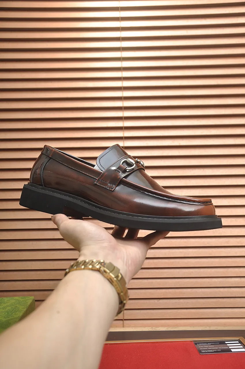 Men's shoes💰540💶Italy's top luxury men's shoe giant (GUCCI) (Gucci) (full cowhide lining) new arrival🍃Original European style🔰 Pleasant to the eye😍In order to make the shoes more durable and non-deformable🌀The production continues to follow traditional methods but there is still no lack of innovation💪Choose original sheepskin for the leather♻️ Smooth and natural And extra bright ⭐Made of imported cowhide, the first choice of rich people 38-45 (45 customized)